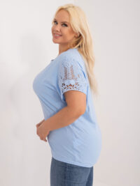 pol_pl_Jasnoniebieska-bluzka-plus-size-z-dzetami-405822_4