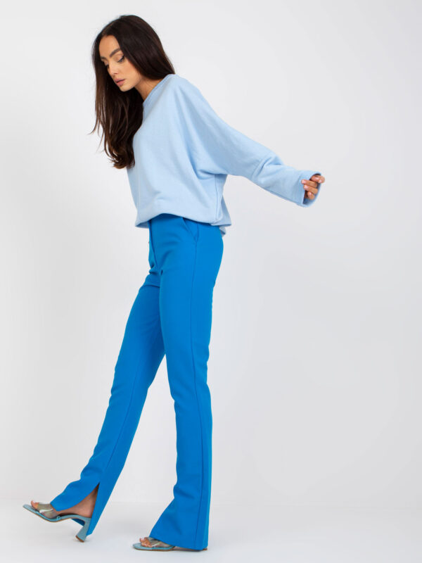 pol_pl_Jasnoniebieska-damska-bluza-basic-z-okraglym-dekoltem-RUE-PARIS-388891_4