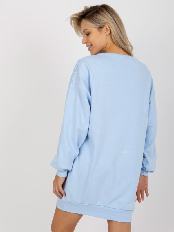 pol_pl_Jasnoniebieska-dluga-bluza-oversize-z-nadrukiem-392529_2