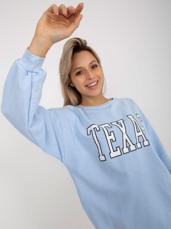 pol_pl_Jasnoniebieska-dluga-bluza-oversize-z-nadrukiem-392529_5 pol_pl_Jasnoniebieska-dluga-bluza-oversize-z-nadrukiem-392529_5