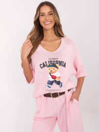 pol_pl_Jasnorozowy-sweter-oversize-z-nadrukiem-misia-411244_1