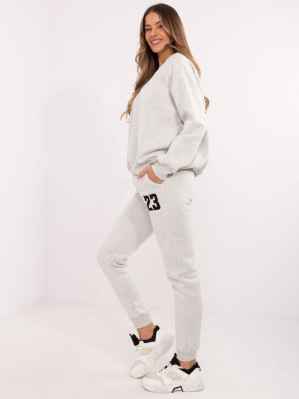 pol_pl_Jasnoszary-melanzowy-dresowy-komplet-z-bawelna-411113_2 pol_pl_Jasnoszary-melanzowy-dresowy-komplet-z-bawelna-411113_2