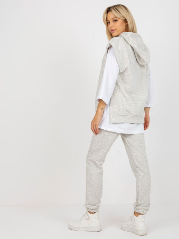 pol_pl_Jasnoszary-trzyczesciowy-komplet-casualowy-z-bluza-392687_5