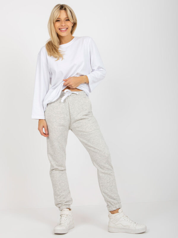 pol_pl_Jasnoszary-trzyczesciowy-komplet-casualowy-z-bluza-392687_6 pol_pl_Jasnoszary-trzyczesciowy-komplet-casualowy-z-bluza-392687_6