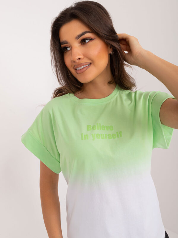 pol_pl_Jasnozielony-damski-t-shirt-ombre-z-bawelny-406430_1