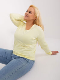 pol_pl_Jasnozolta-damska-bluzka-plus-size-na-co-dzien-405398_6