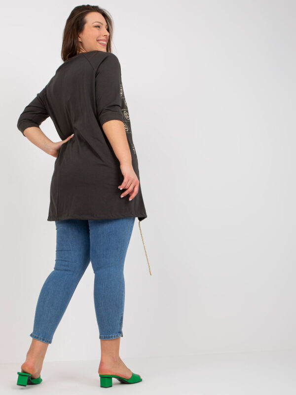 pol_pl_Khaki-asymetryczna-bluzka-plus-size-z-nadrukiem-386983_2 pol_pl_Khaki-asymetryczna-bluzka-plus-size-z-nadrukiem-386983_2