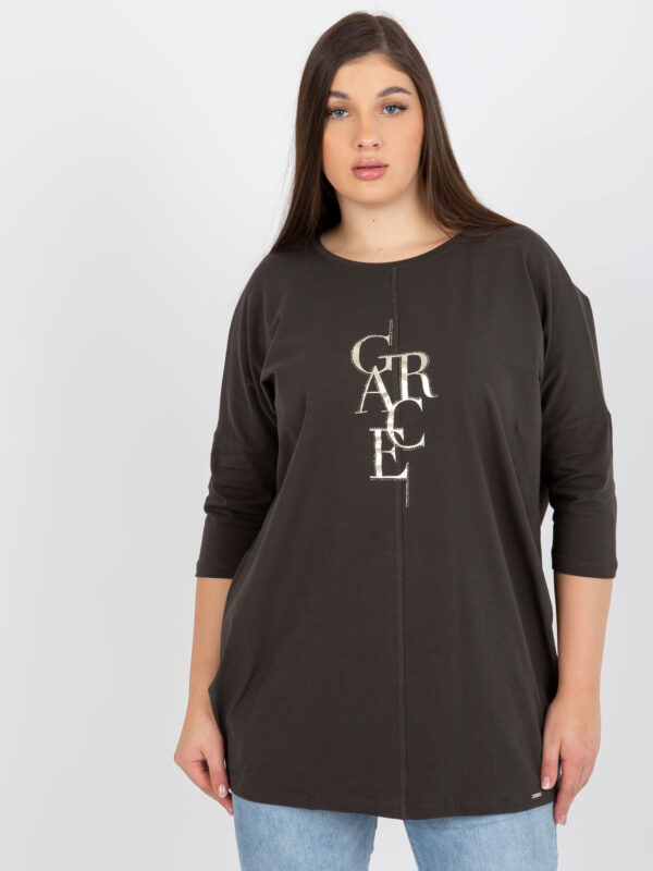 pol_pl_Khaki-dluzsza-bluzka-plus-size-z-napisem-395390_3