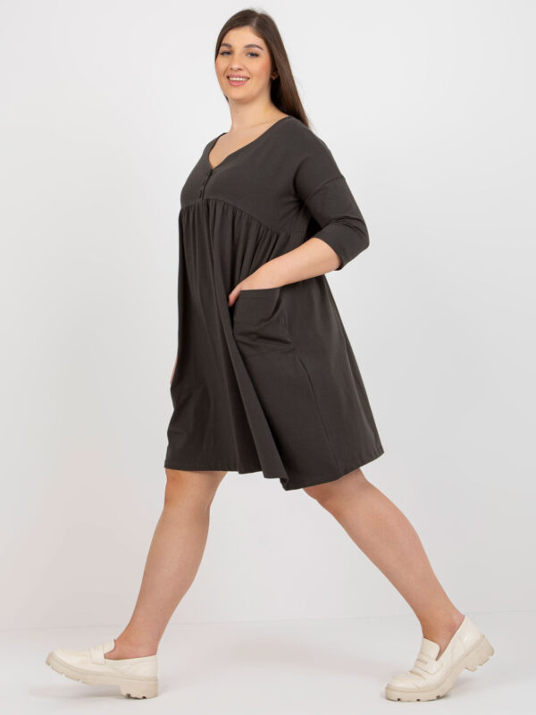 pol_pl_Khaki-dresowa-sukienka-plus-size-basic-z-rekawem-3-4-395324_1