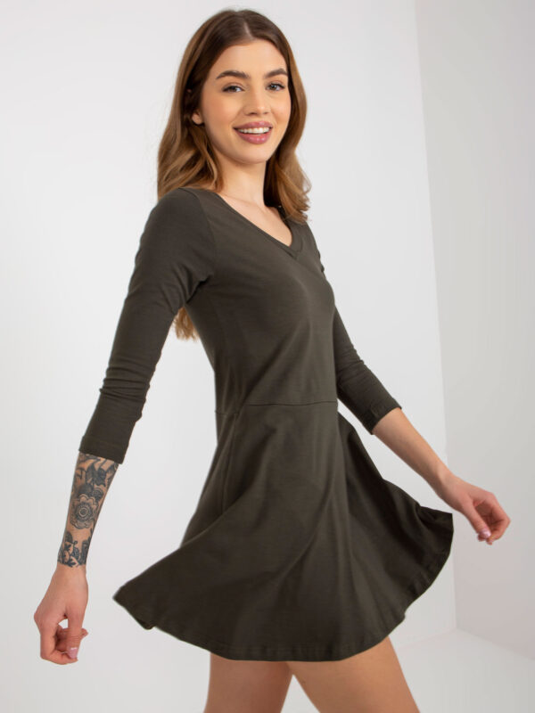 pol_pl_Khaki-rozkloszowana-mini-sukienka-basic-z-rekawem-3-4-393877_1