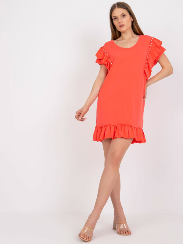 pol_pl_Koralowa-sukienka-mini-z-falbankami-386374_2