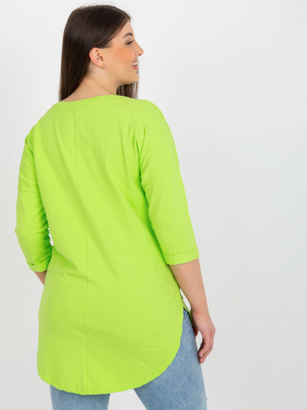 pol_pl_Limonkowa-bluzka-plus-size-basic-z-okraglym-dekoltem-395306_5