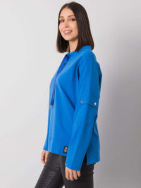 pol_pl_Niebieska-bluzka-plus-size-z-kieszenia-na-rekawie-Lunnara-380192_3