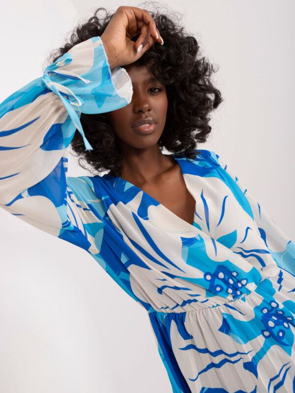 pol_pl_Niebiesko-bezowa-sukienka-plisowana-we-wzory-407724_2 pol_pl_Niebiesko-bezowa-sukienka-plisowana-we-wzory-407724_2