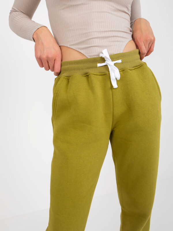 pol_pl_Oliwkowe-spodnie-dresowe-basic-z-bawelny-390606_6 pol_pl_Oliwkowe-spodnie-dresowe-basic-z-bawelny-390606_6