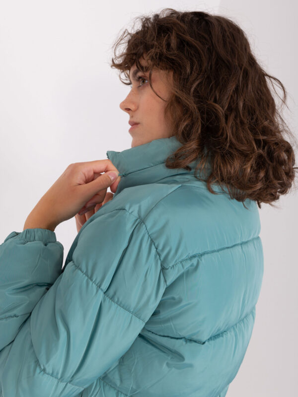 pol_pl_Turkusowa-krotka-pikowana-kurtka-zimowa-Iseline-404105_5 pol_pl_Turkusowa-krotka-pikowana-kurtka-zimowa-Iseline-404105_5